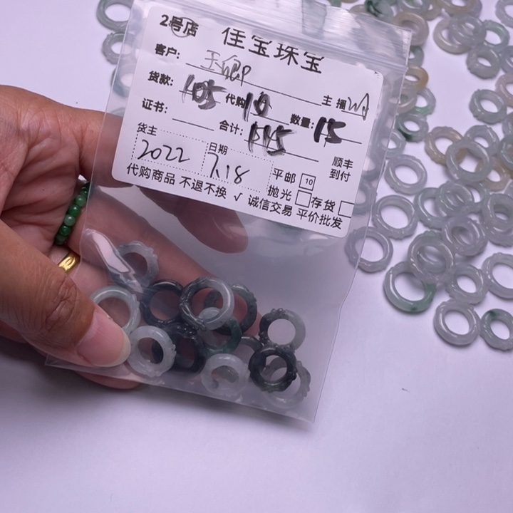 玉***卿翡翠未镶嵌颈饰圈