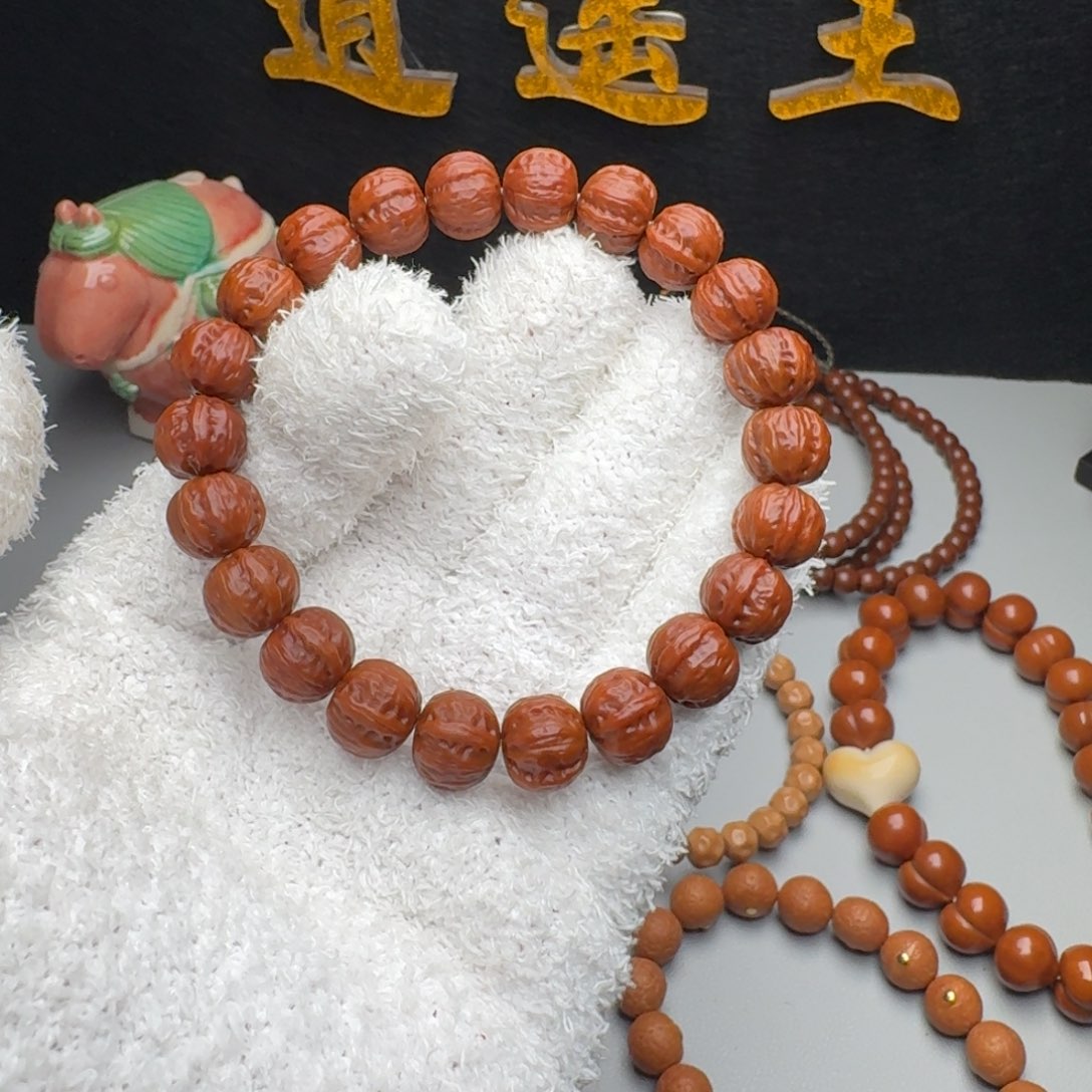 ****财手串文玩核桃三棱红