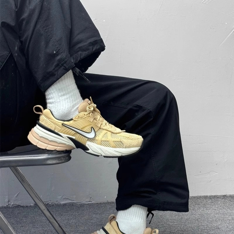 (断码孤品)NIKE/耐克 V2K男女同款低帮休闲跑步鞋FN6703-200-37.5