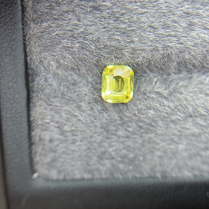 蓝宝石裸石未镶嵌