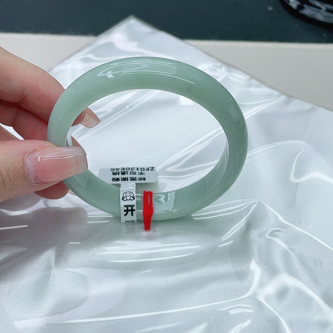 翡翠手镯未镶嵌正57