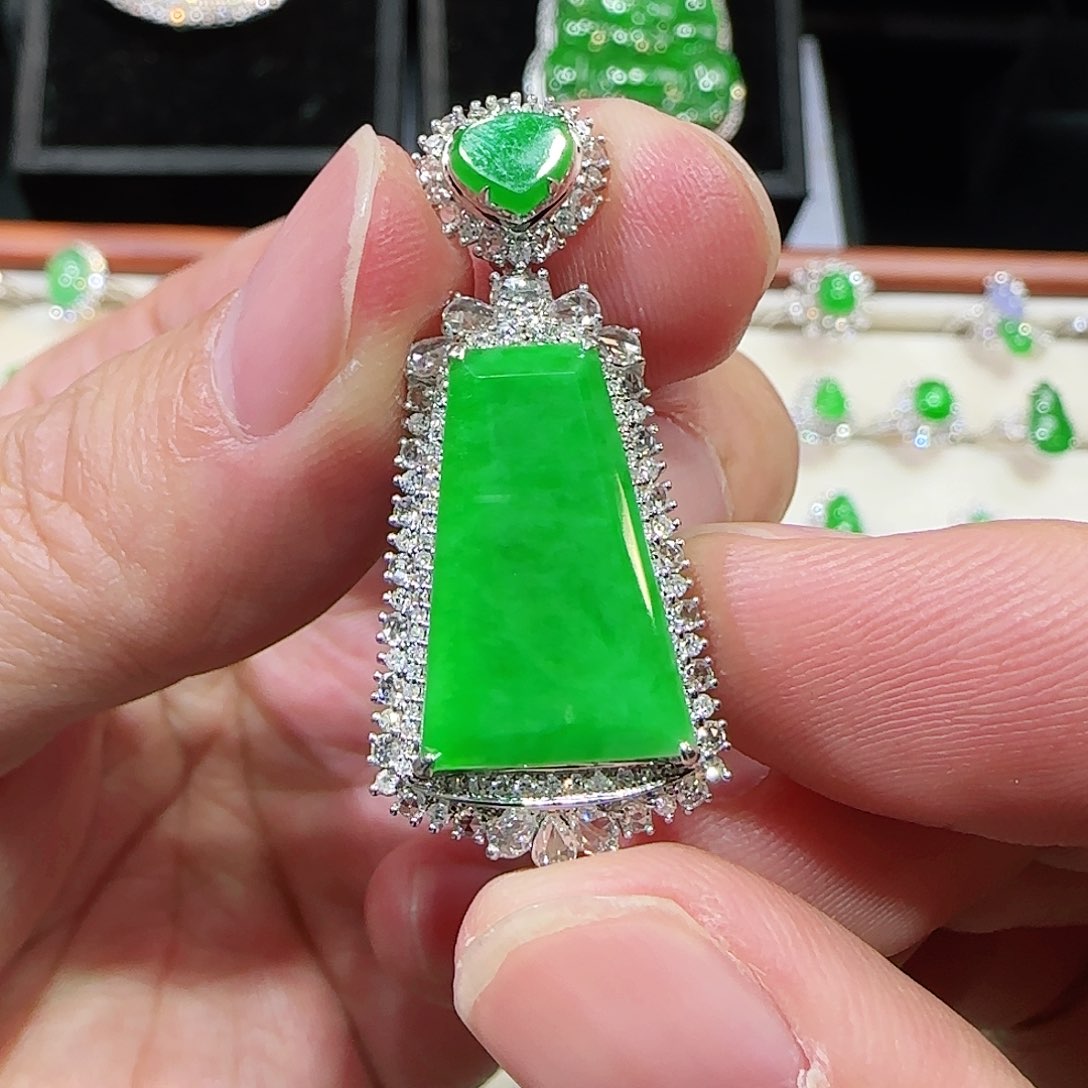 翡翠吊坠(不含链)18K金镶嵌