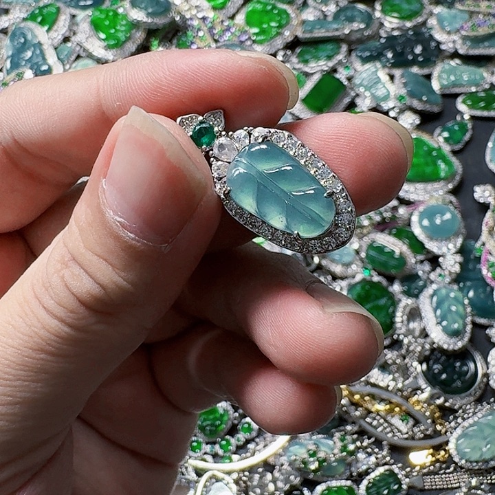 翡翠颈饰未镶嵌天然A货翡翠放漏