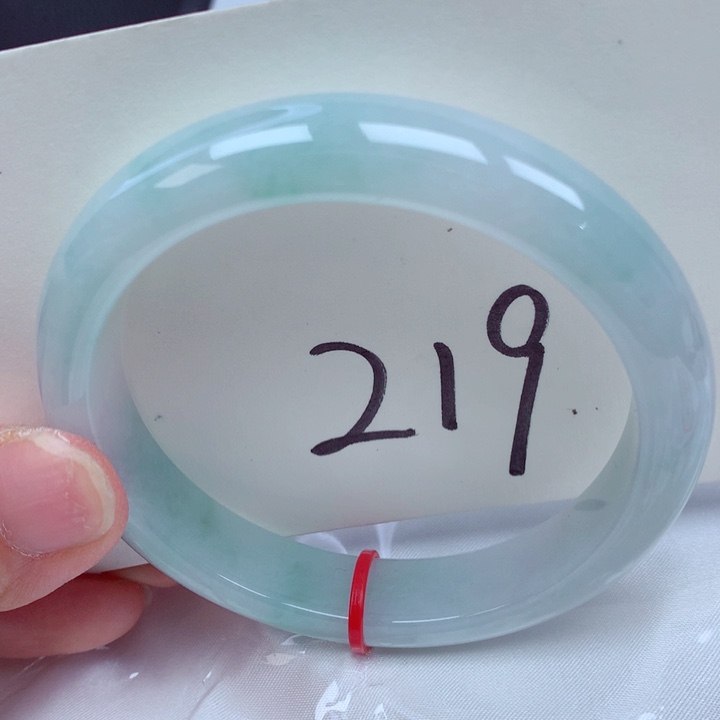 翡翠手镯未镶嵌翡翠