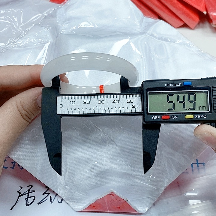 翡翠手镯未镶嵌                  257
