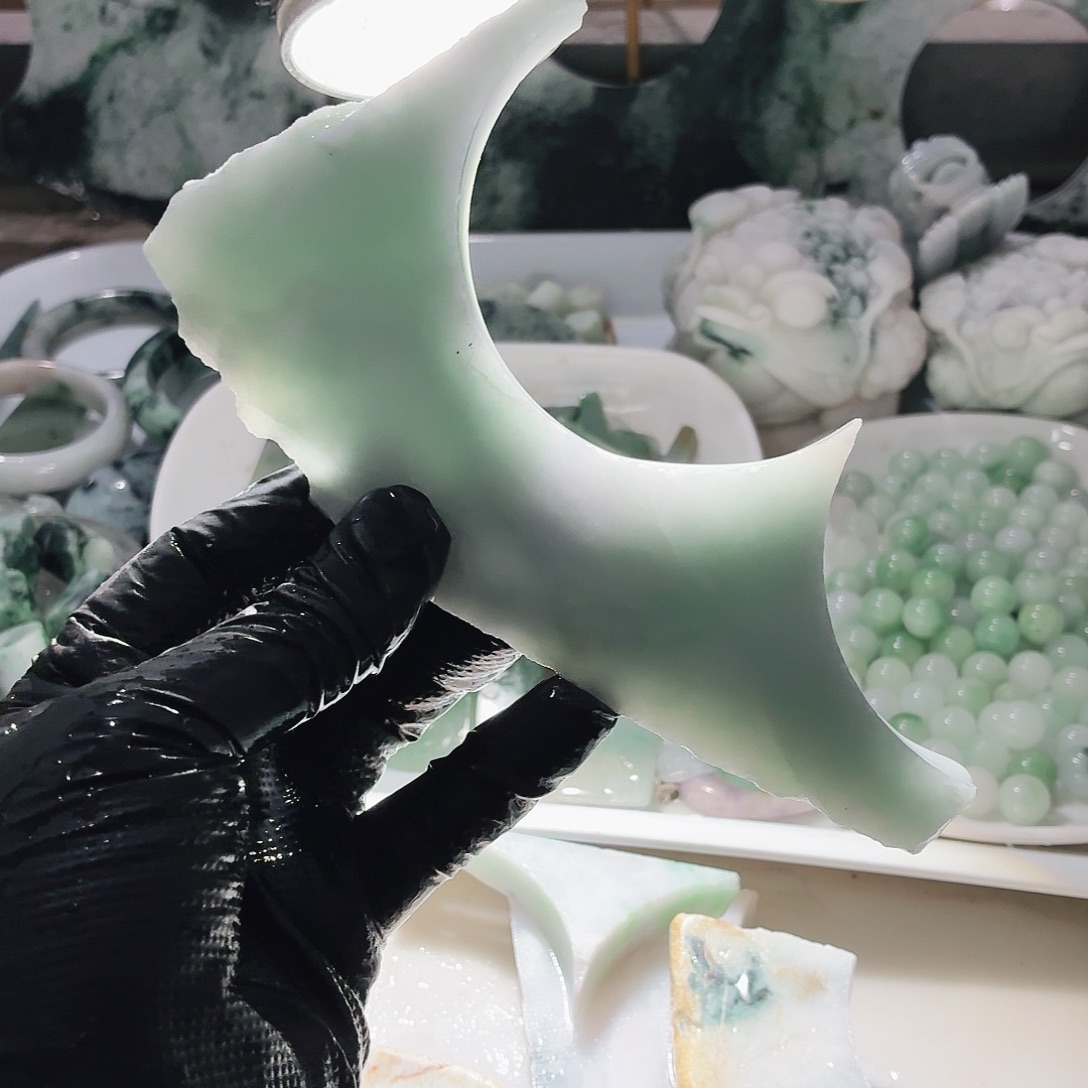 翡翠未镶嵌颈饰边角料