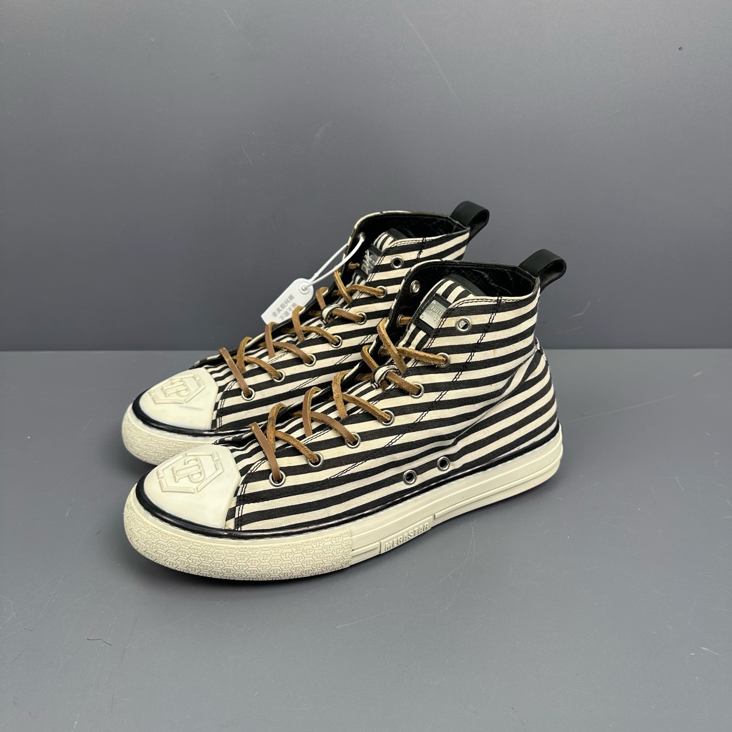 95新 HOGAN 41码 PP条纹帆布板鞋 休闲鞋 成色可以 鞋头一处串色
