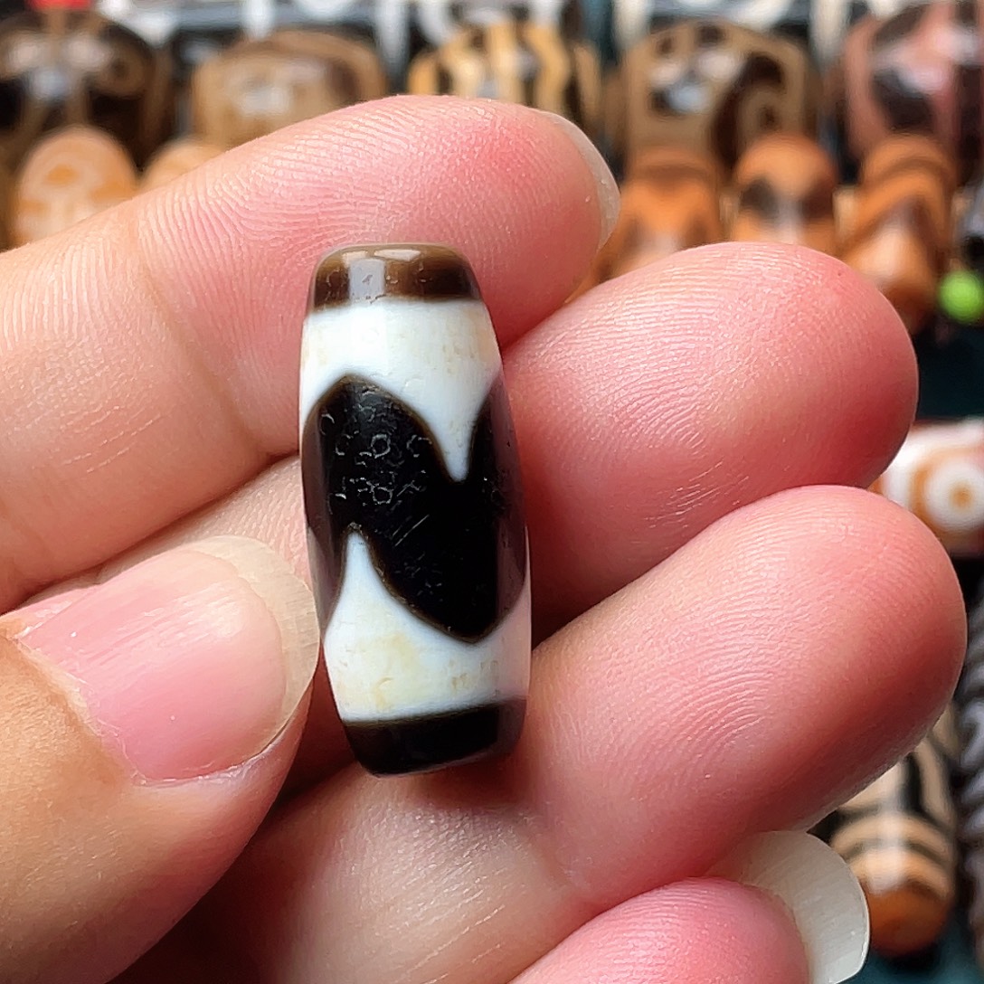 玛瑙/玉髓未镶嵌颈饰朱砂牙牙