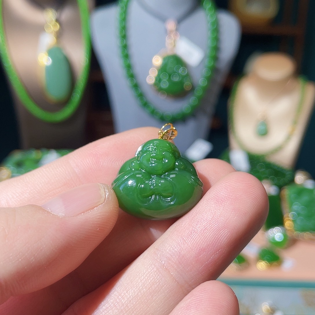 和田玉（碧玉）吊坠(不含链)18K金镶嵌山****妞