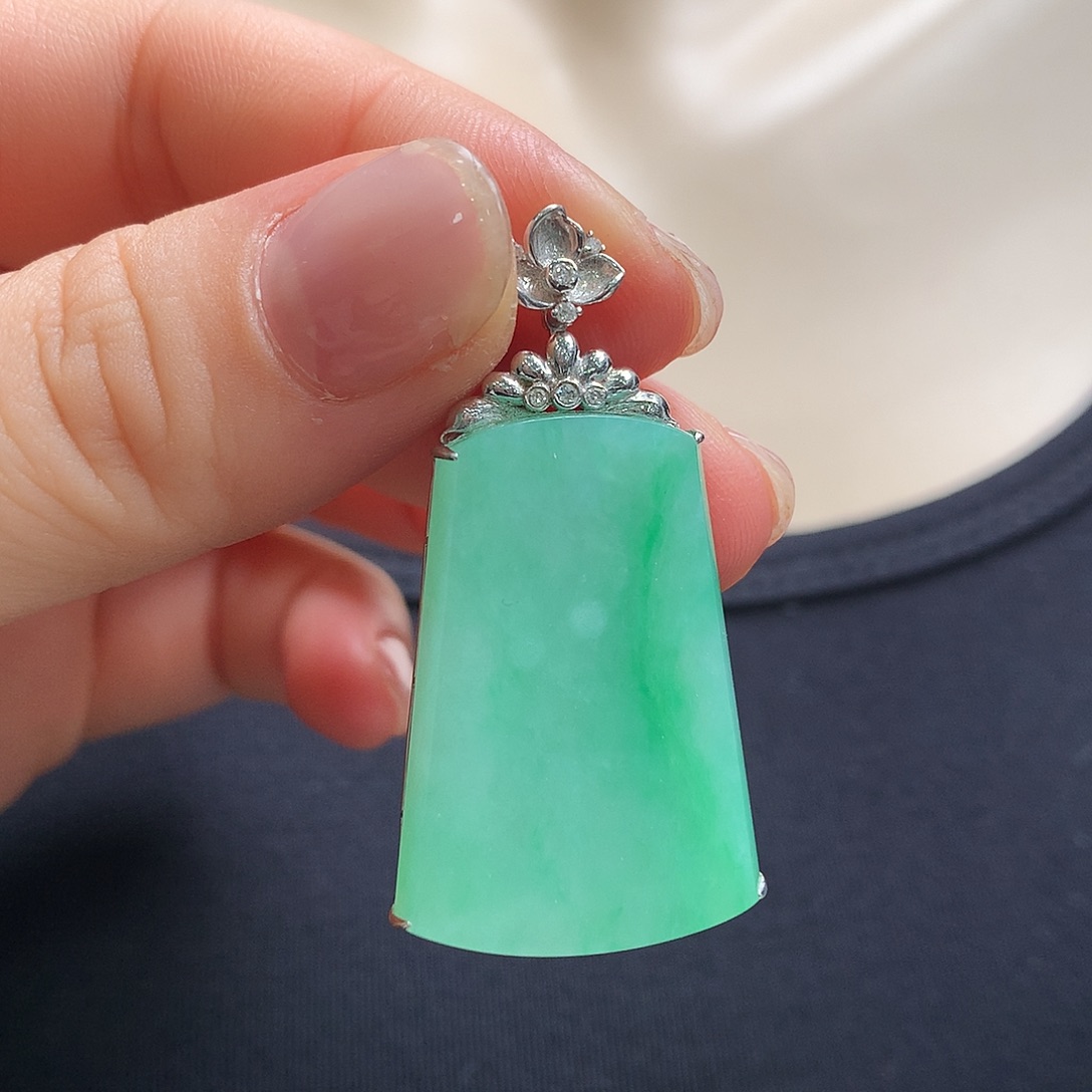 翡翠18K金镶嵌颈饰无事牌