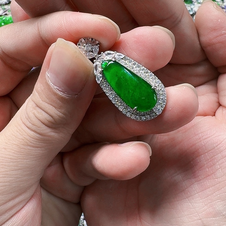 翡翠颈饰未镶嵌天然A货翡翠放漏