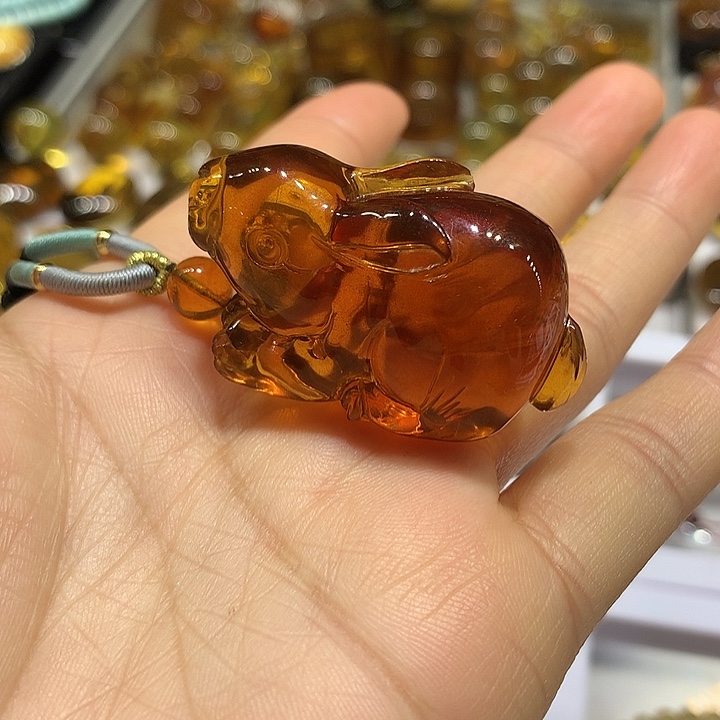 琥珀未镶嵌颈饰血珀兔子