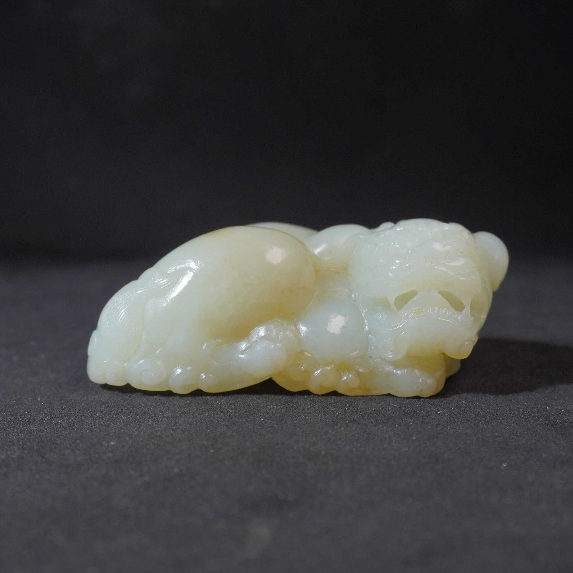 6NA8 清 和田玉狮子摆件