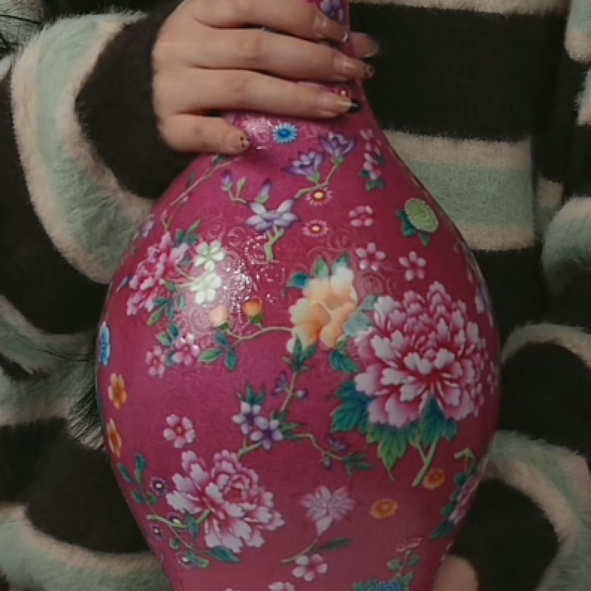 Y胭脂红地轧道粉彩花卉纹橄榄瓶