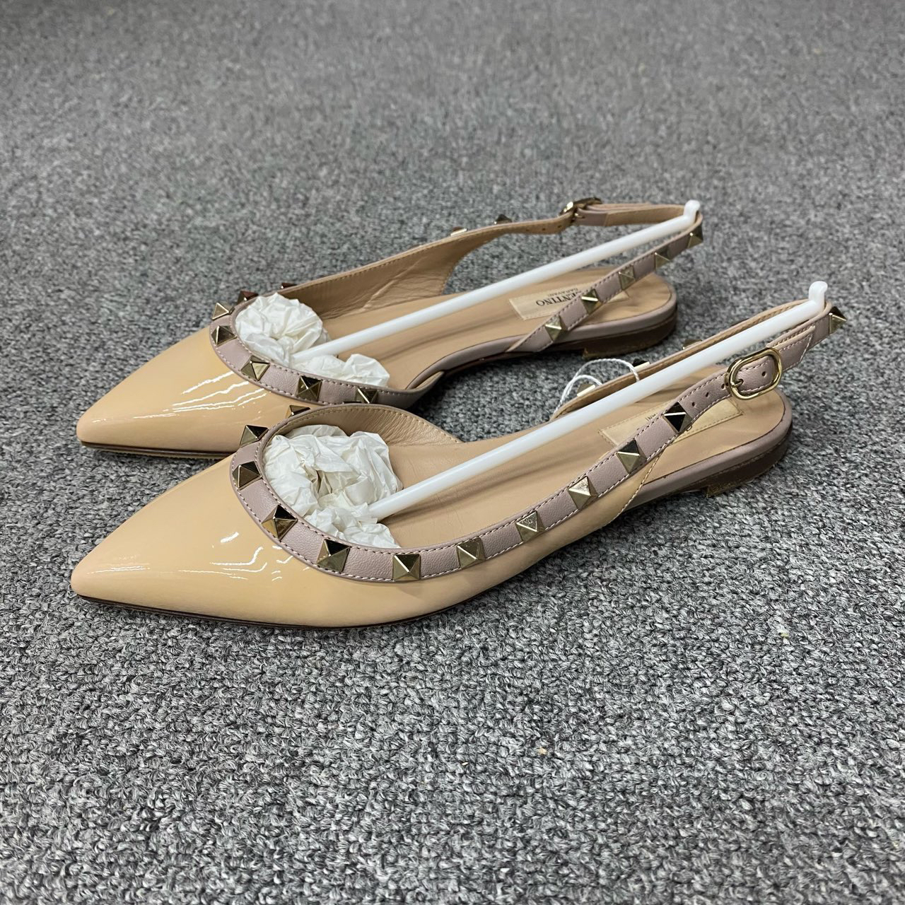 95新 Valentino/华伦天奴 98新/36码/裸色铆钉平底鞋/BF01282