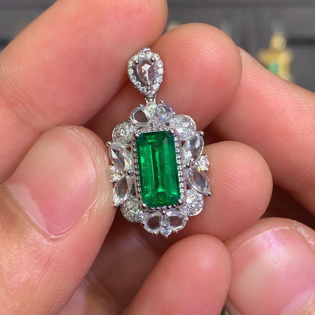 祖母绿颈饰18K金镶嵌