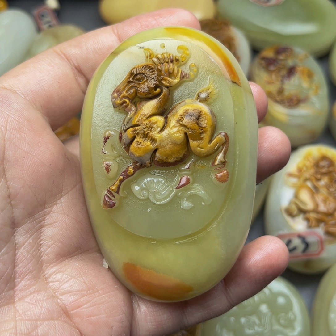 云***峰石材方解石手把件羊