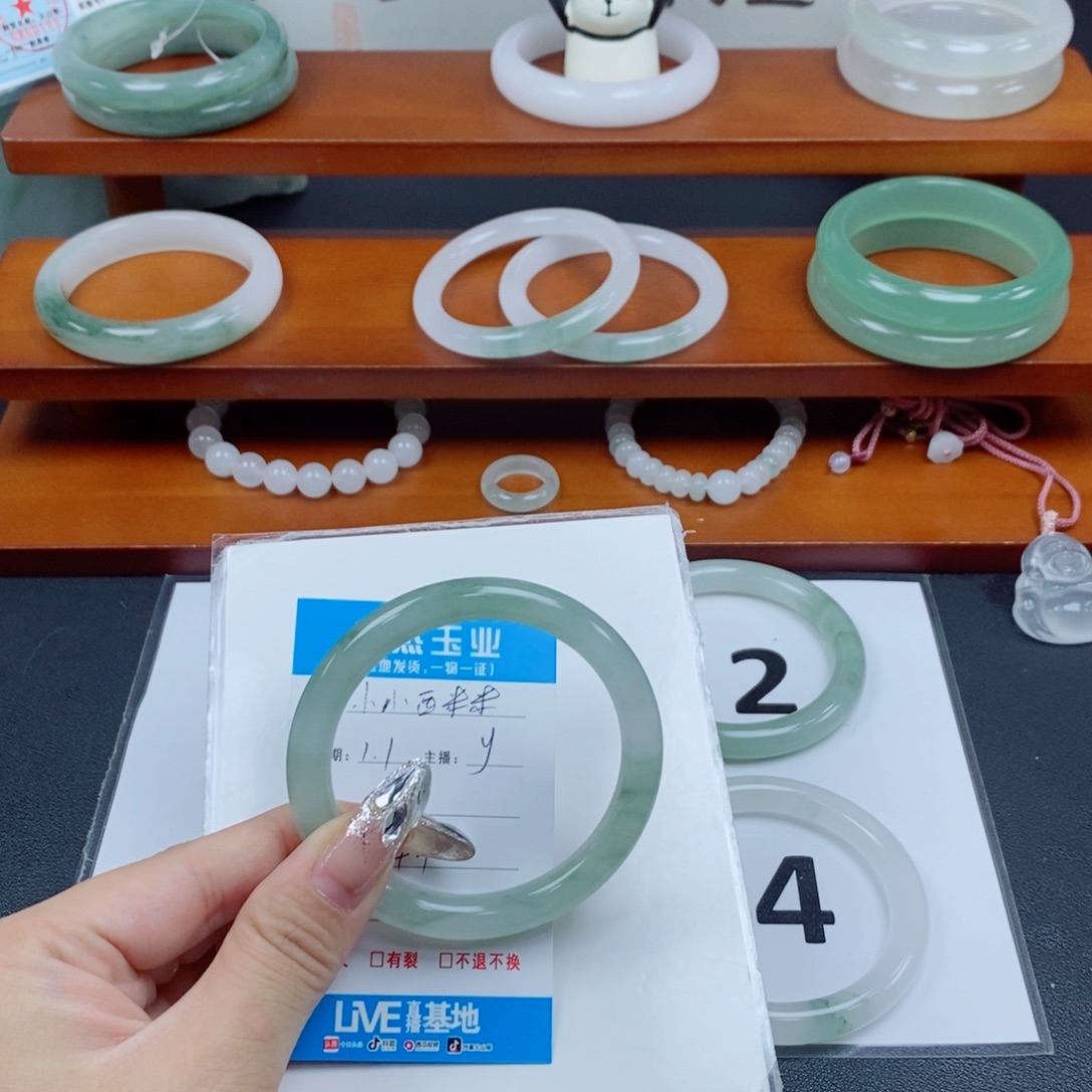 小***米石英质玉未镶嵌手镯