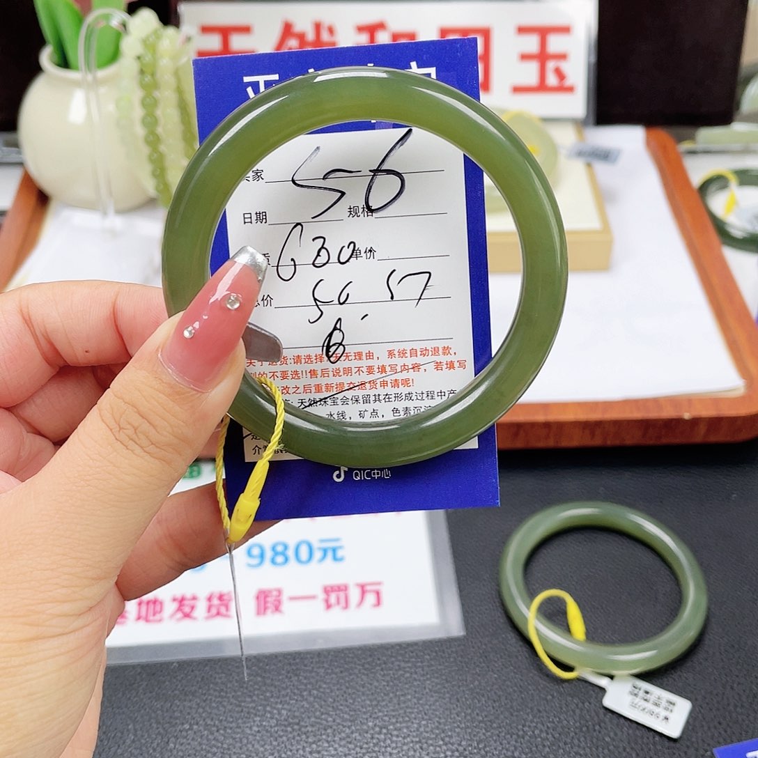 和田玉未镶嵌手镯