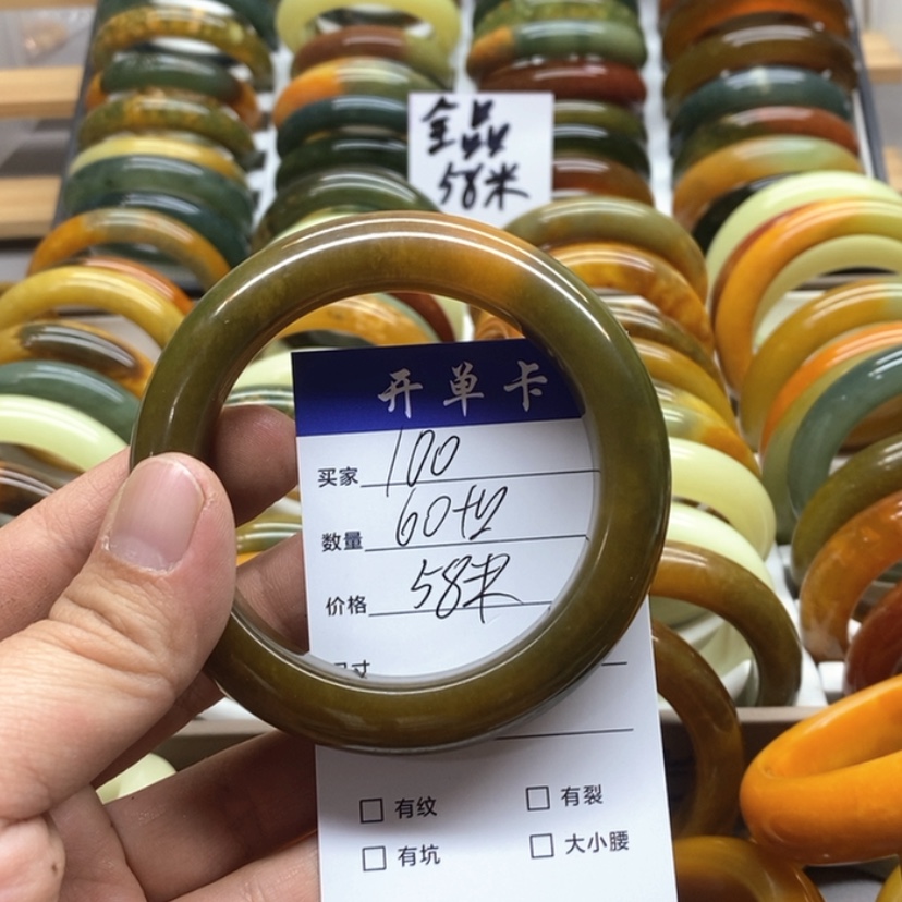 【闪购商品】蛇纹石玉手镯未镶嵌微**笑