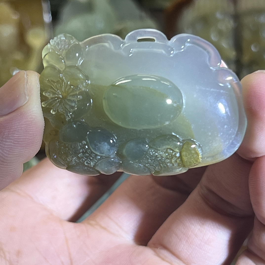 国石岫岩玉中的花玉、梅花如意锁.吊坠