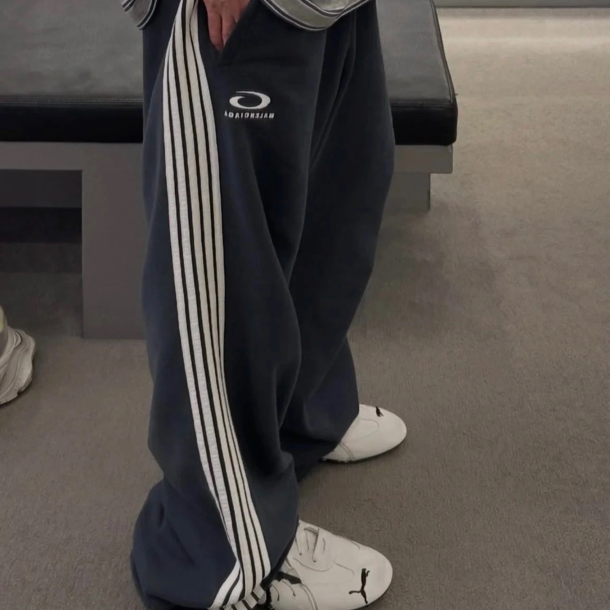 未使用 Balenciaga/巴黎世家 灰色侧边条纹运动裤XS码