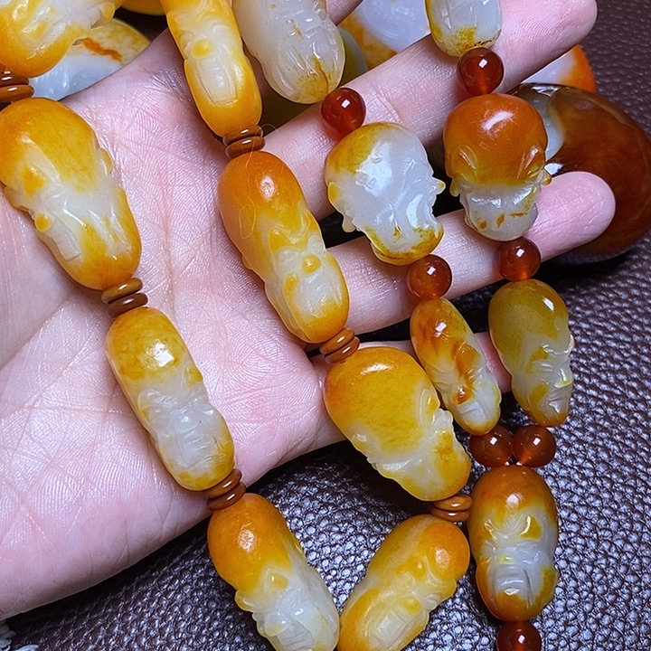 李***勤和田玉未镶嵌颈饰