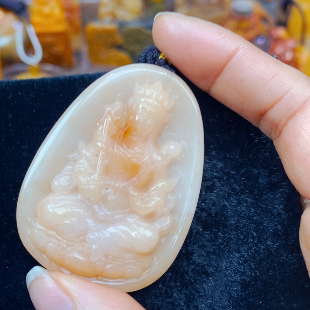 未镶嵌石英质玉（黄龙玉）颈饰