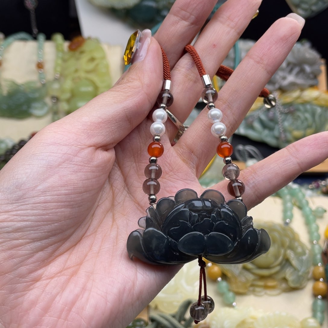 蛇纹石玉颈饰未镶嵌