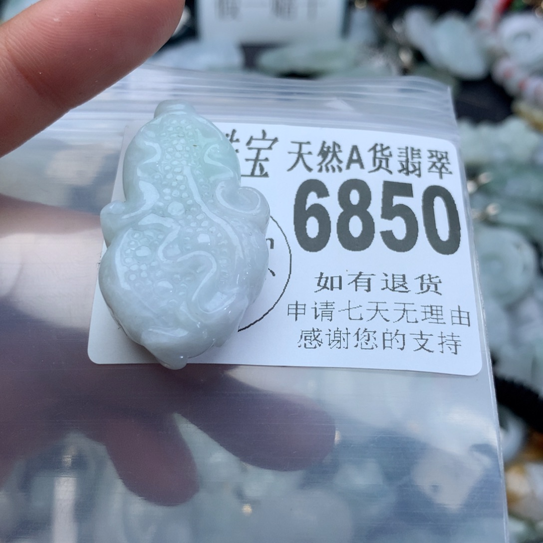 翡翠颈饰未镶嵌6850。
