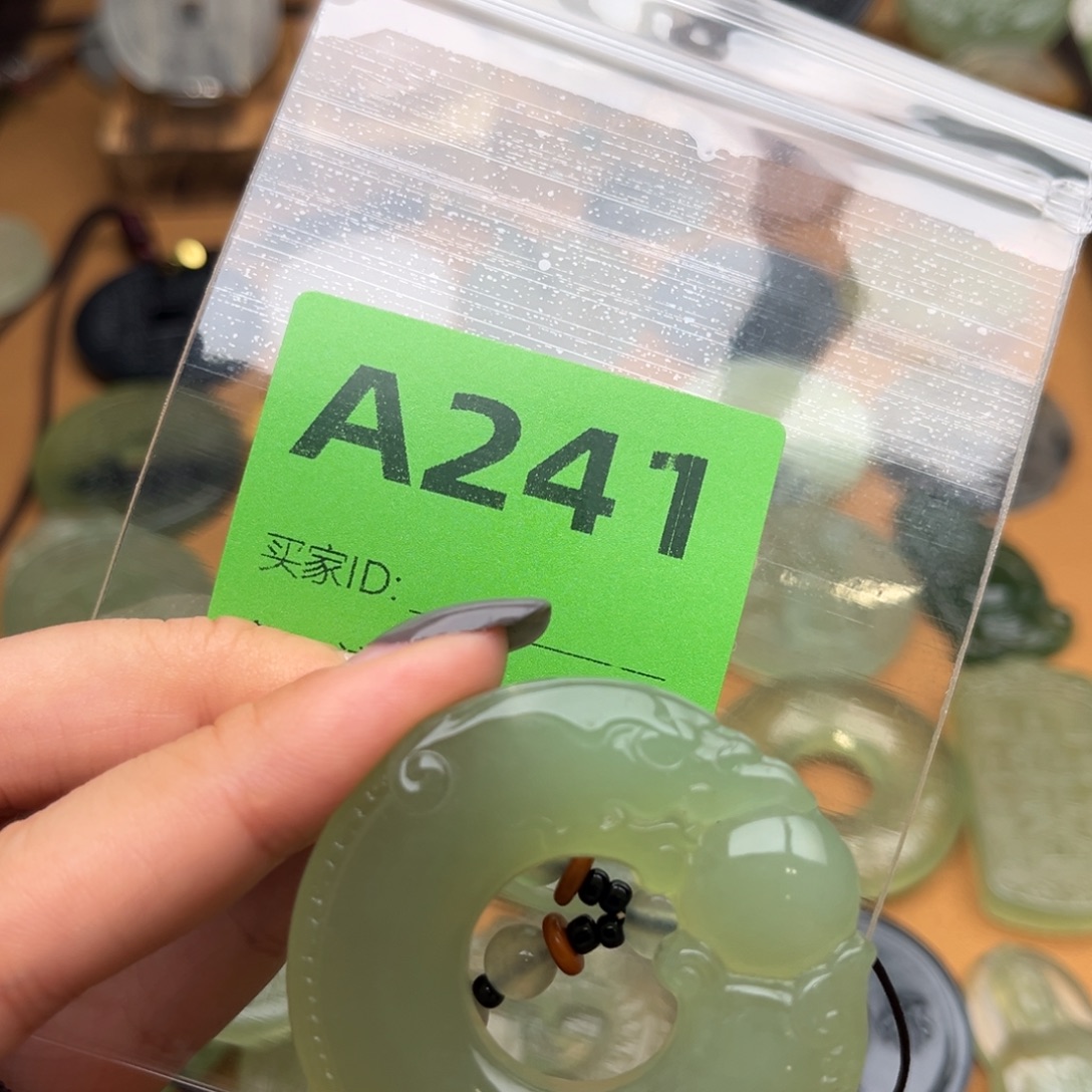 ****.蛇纹石玉未镶嵌颈饰