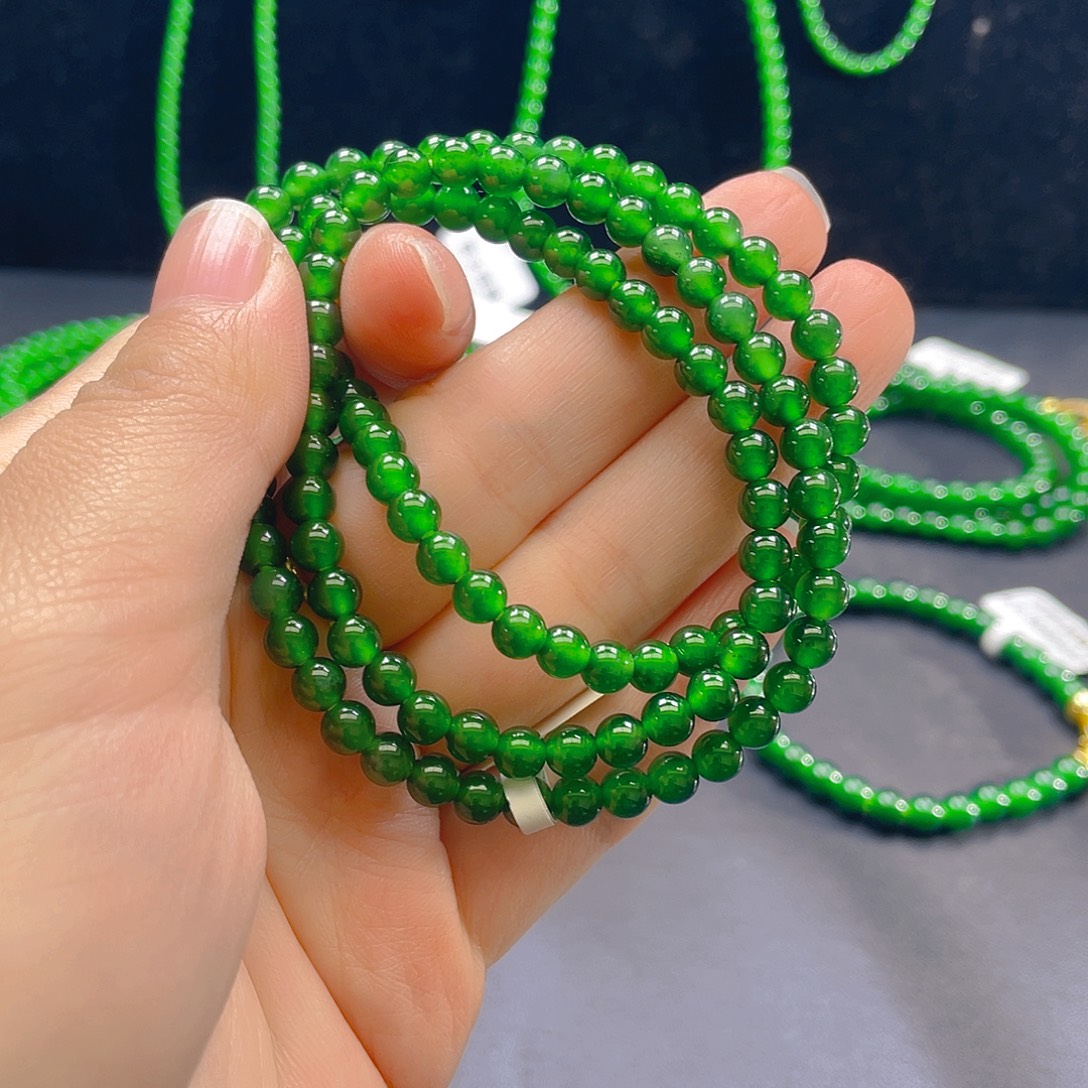 翡翠未镶嵌颈饰    