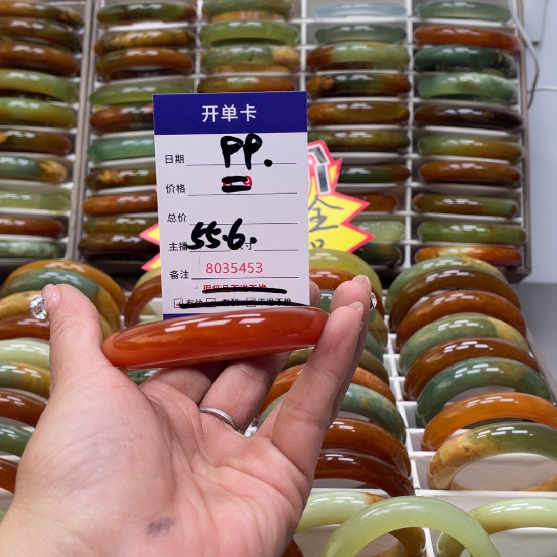 蛇纹石玉手镯未镶嵌胖**?