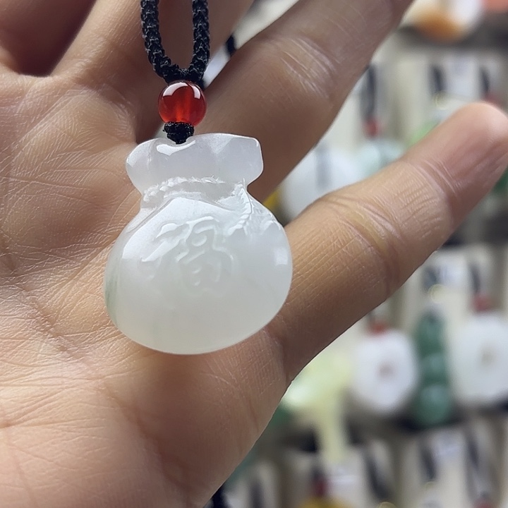 绿***山石英质玉未镶嵌颈饰