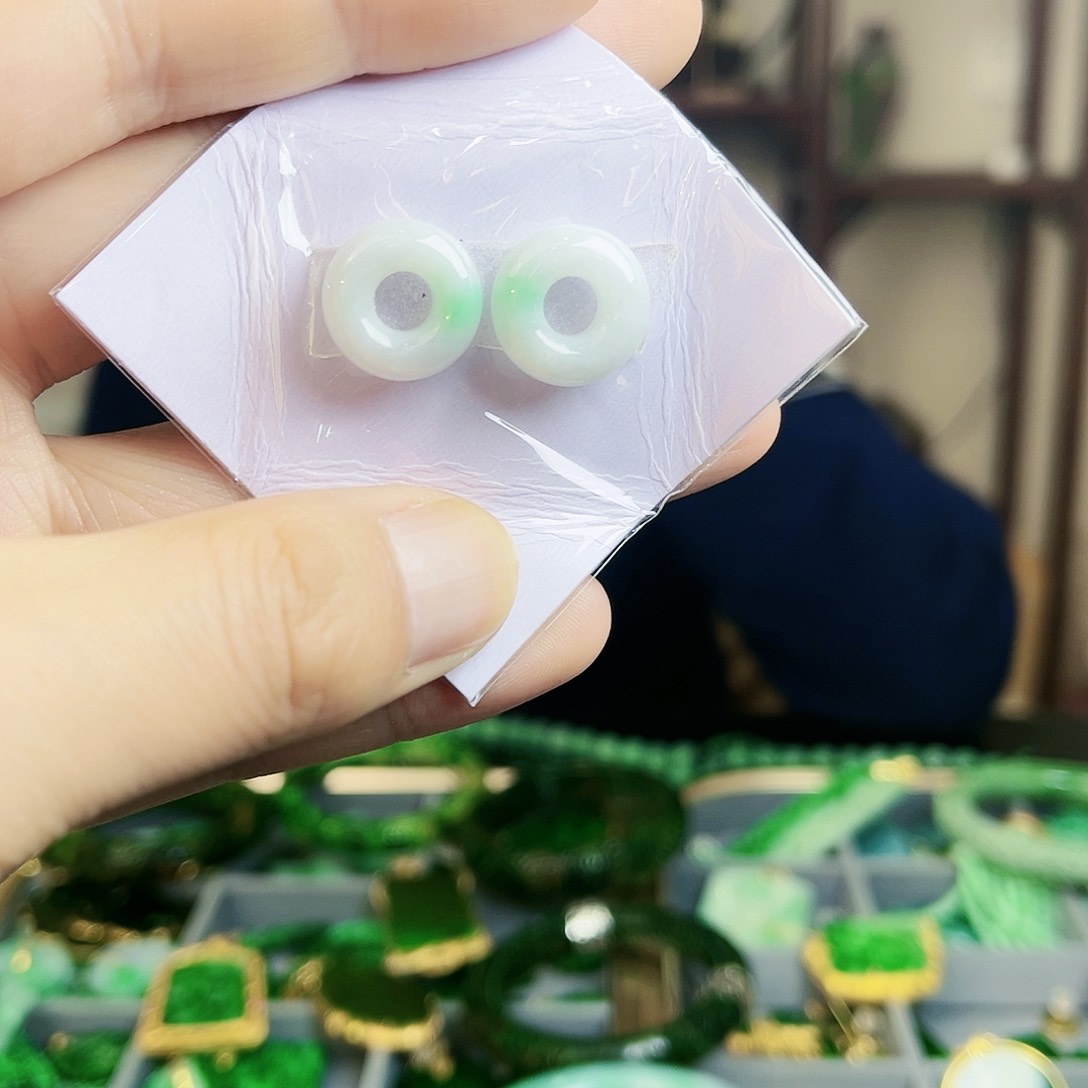 翡翠颈饰未镶嵌耳饰