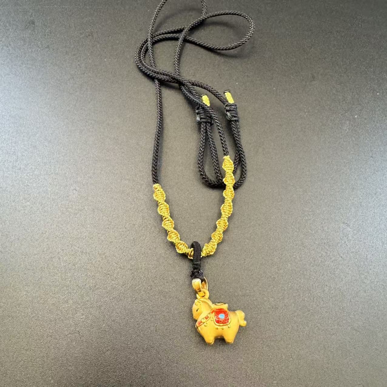  足金999古法黄金珐琅彩衣食无忧宫廷马编织绳吊坠  