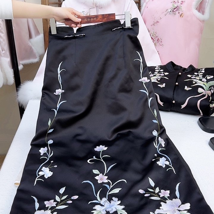 织绣黑色桑蚕丝冬款半身裙