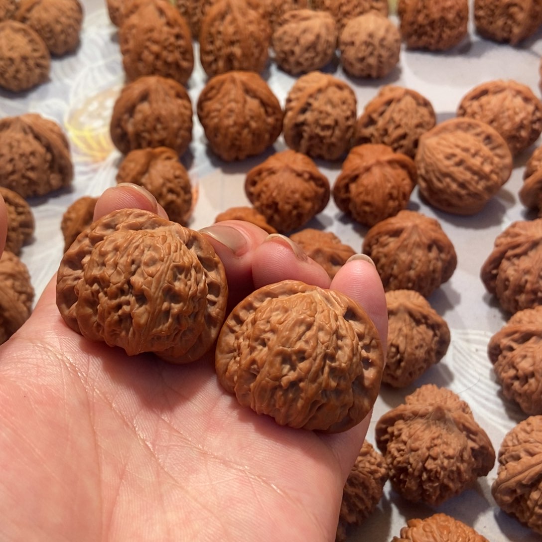 文玩核桃吊坠白狮子