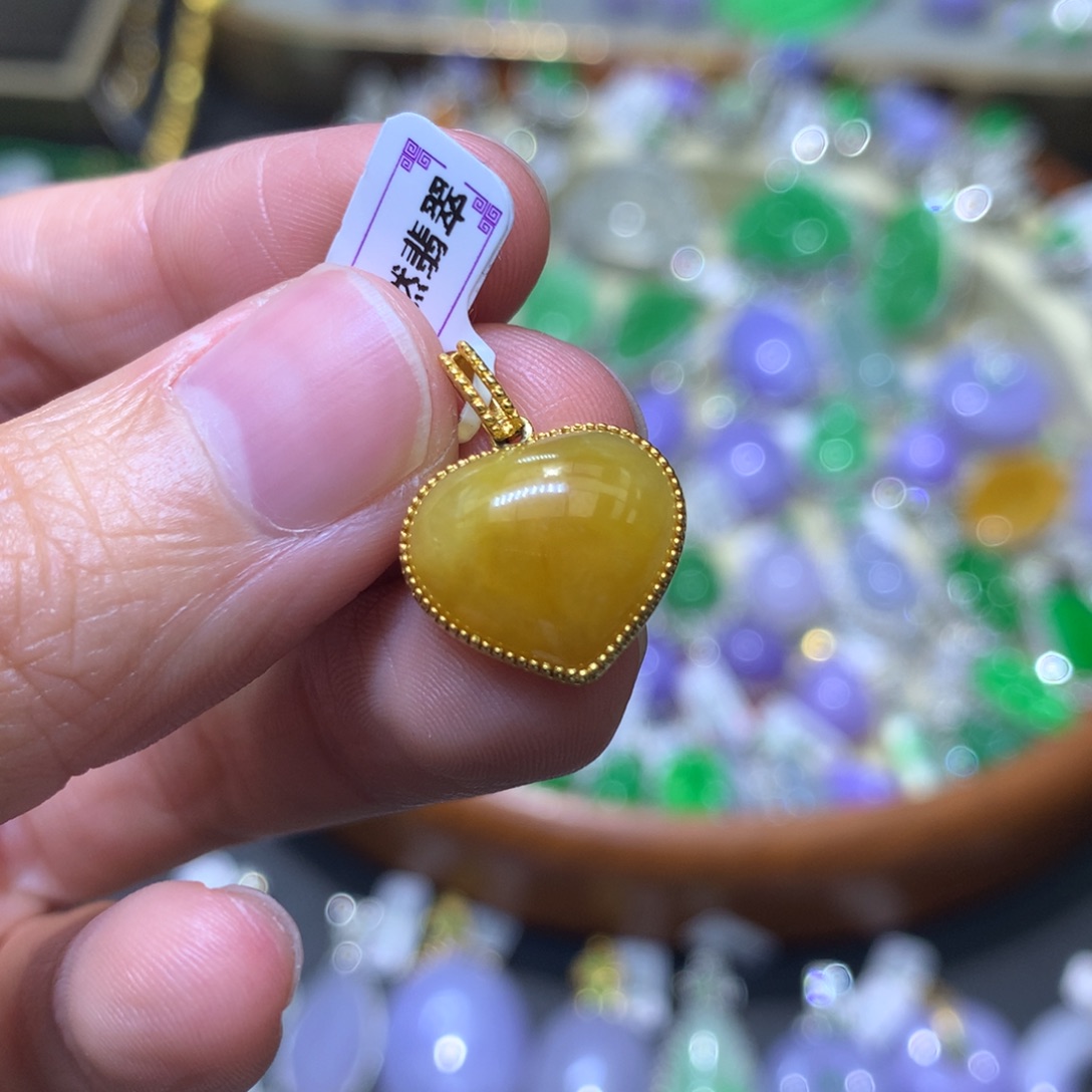 颈饰18K金镶嵌翡翠