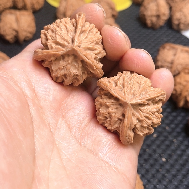 桃核把件38三棱核桃