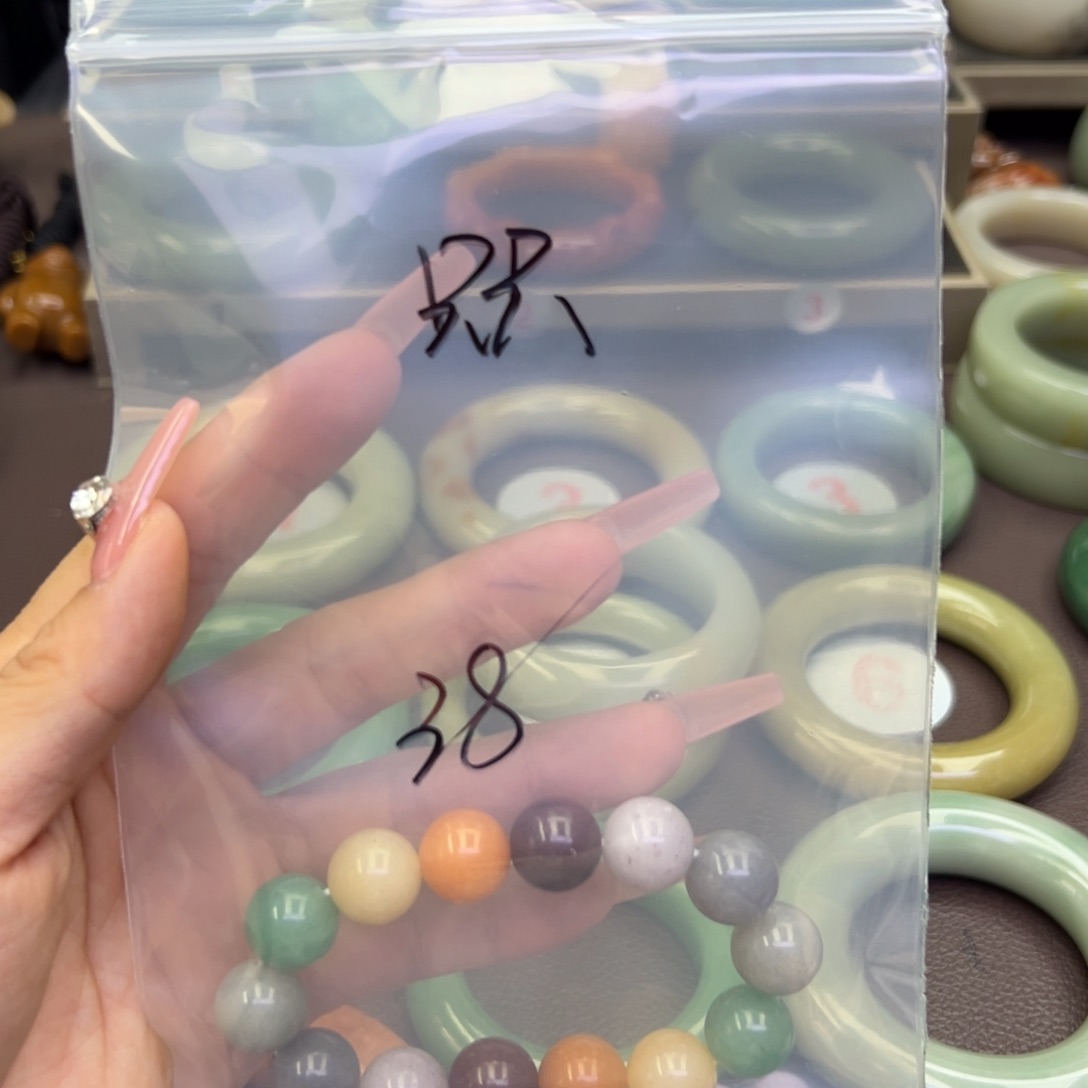 未镶嵌手镯石英岩玉只*