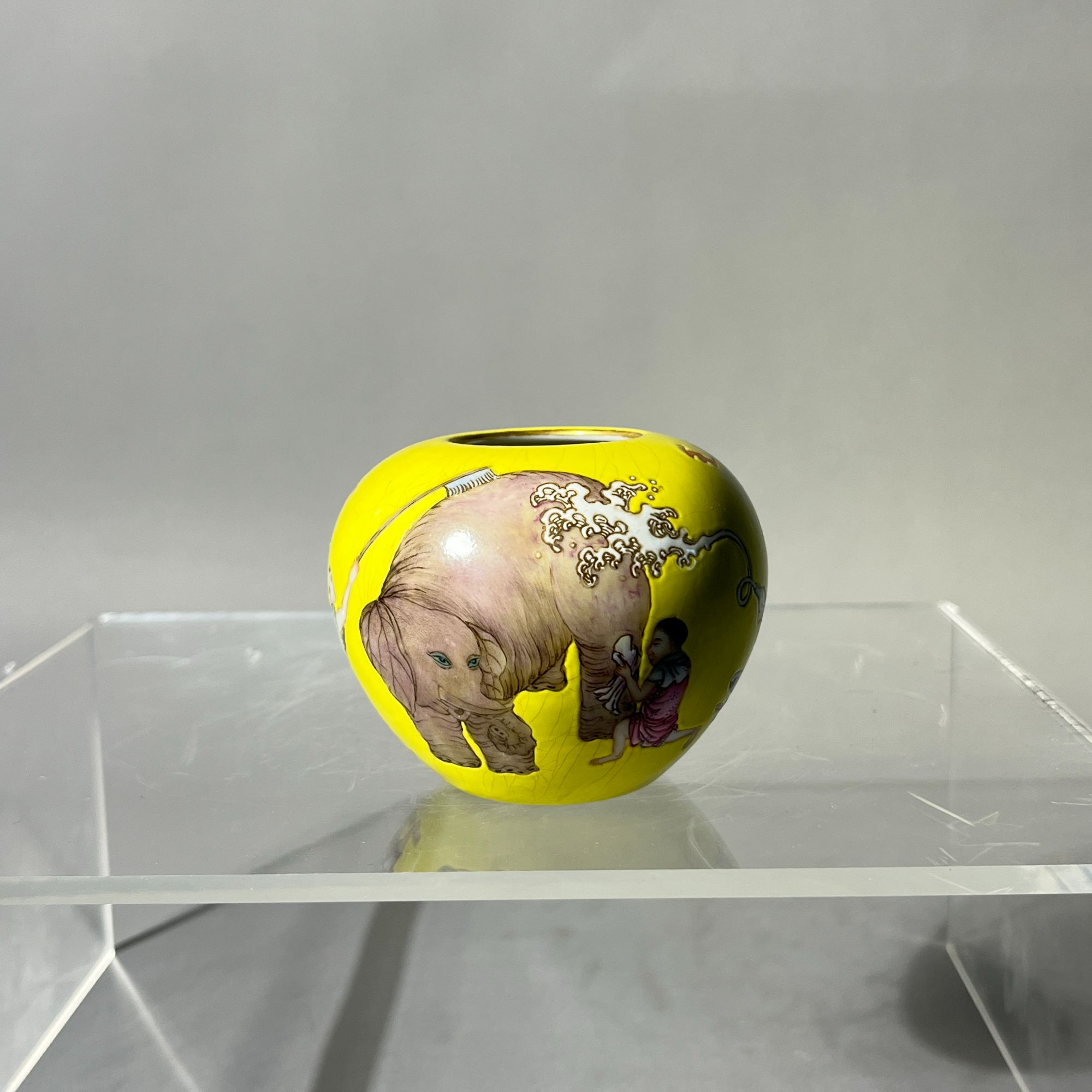 黄地粉彩童子洗象水盂