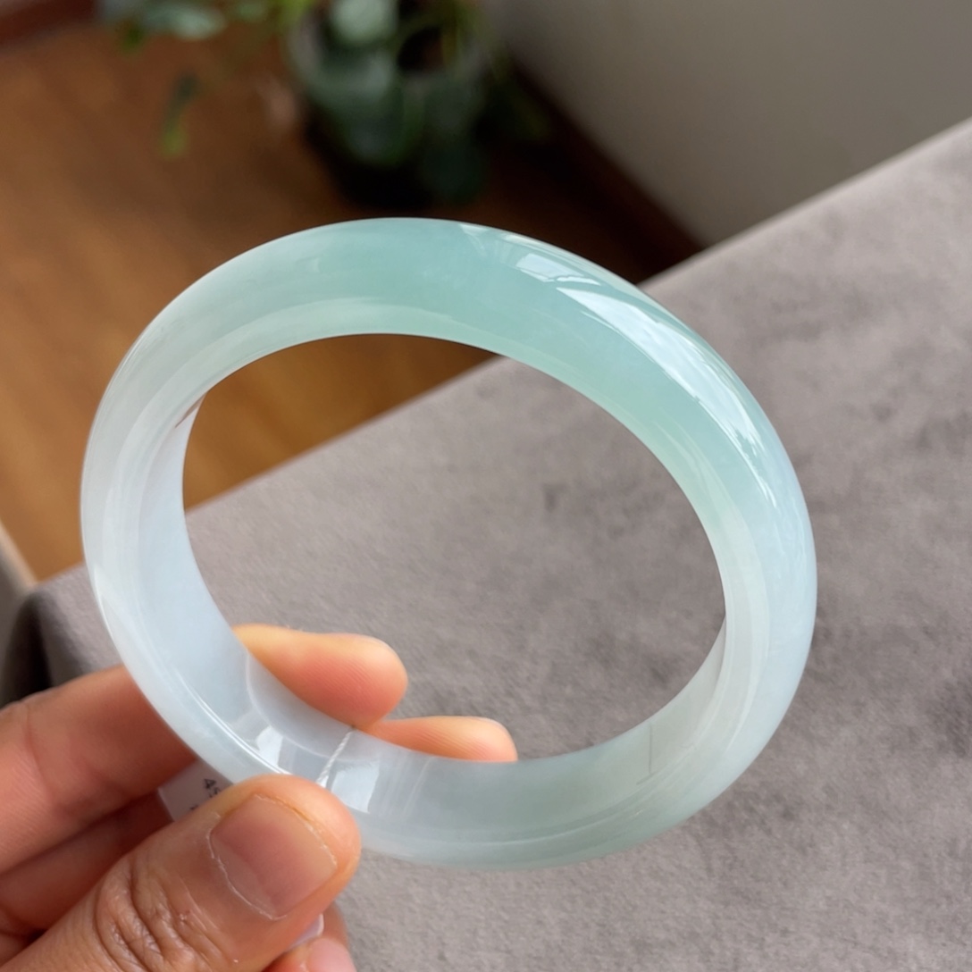 翡翠未镶嵌手镯半山水