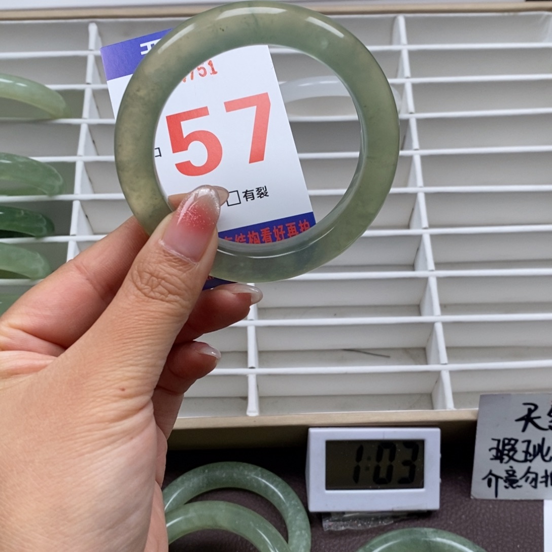 岫玉手镯未镶嵌我