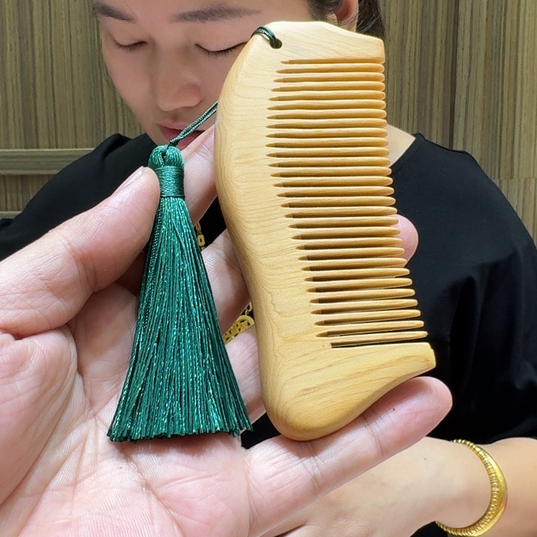 崖柏素面梳子把件