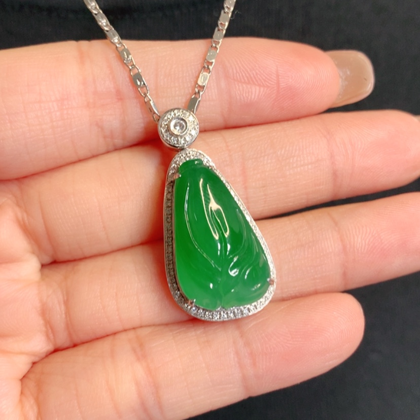 【闪购商品】颈饰18K金镶嵌翡翠花蕊