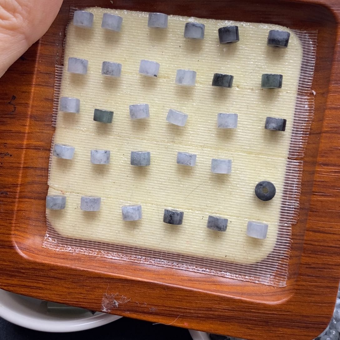 翡翠颈饰未镶嵌乌鸡桶珠10一个可挑