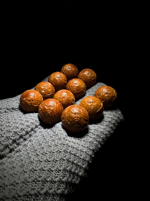 苏轼本工2.1老树梅林铁核正圆纯手工雕刻御龙关公百态手串