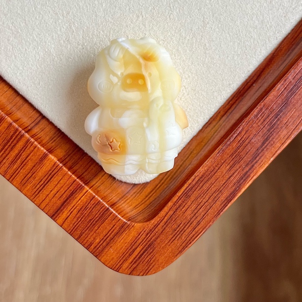 天然琥珀蜜蜡游泳圈 墨镜小猪 圆圆润润，非常饱满，可爱雕刻件