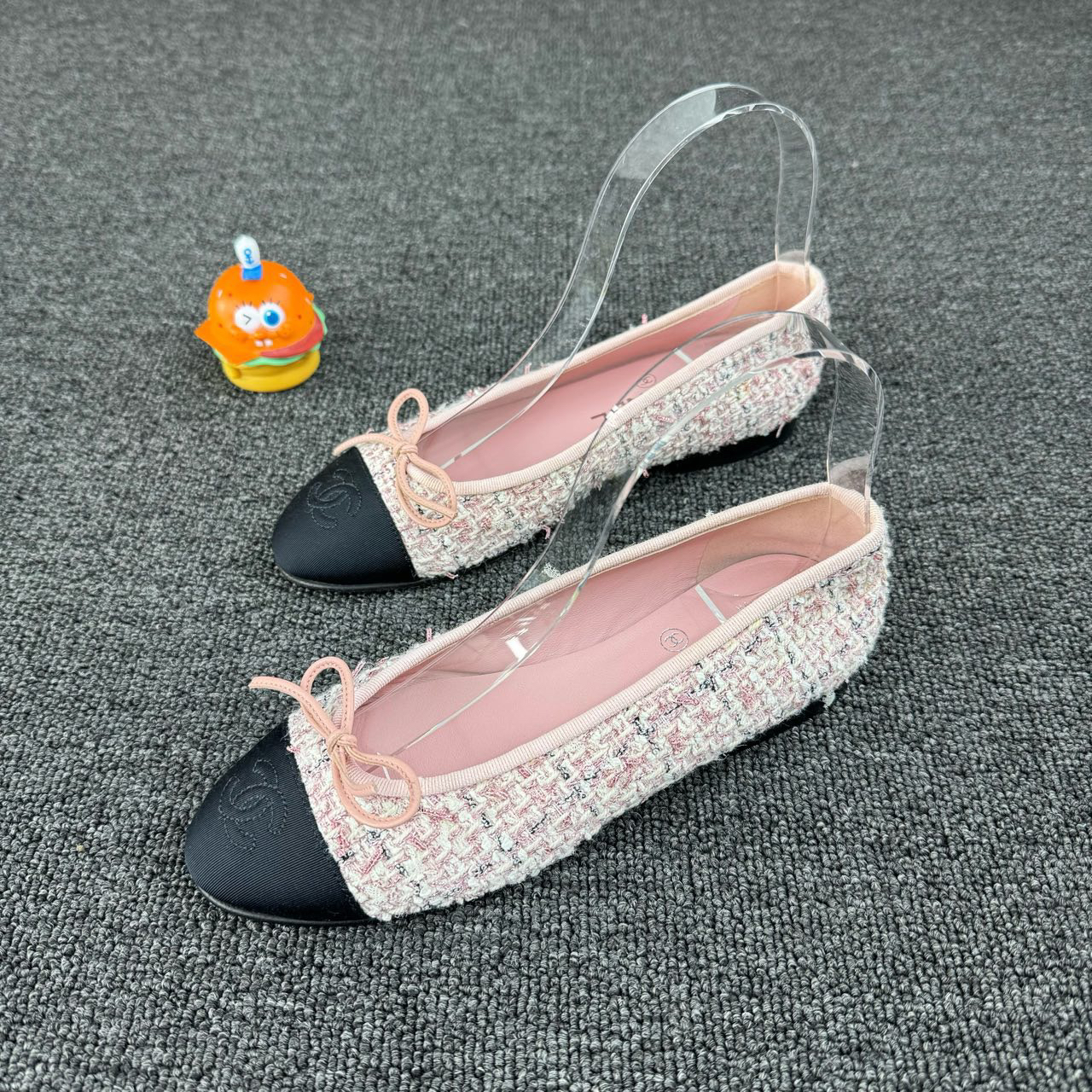 全新未使用 Chanel/香奈儿 粉色粗花呢平底鞋 尺码：35.5 HB1347